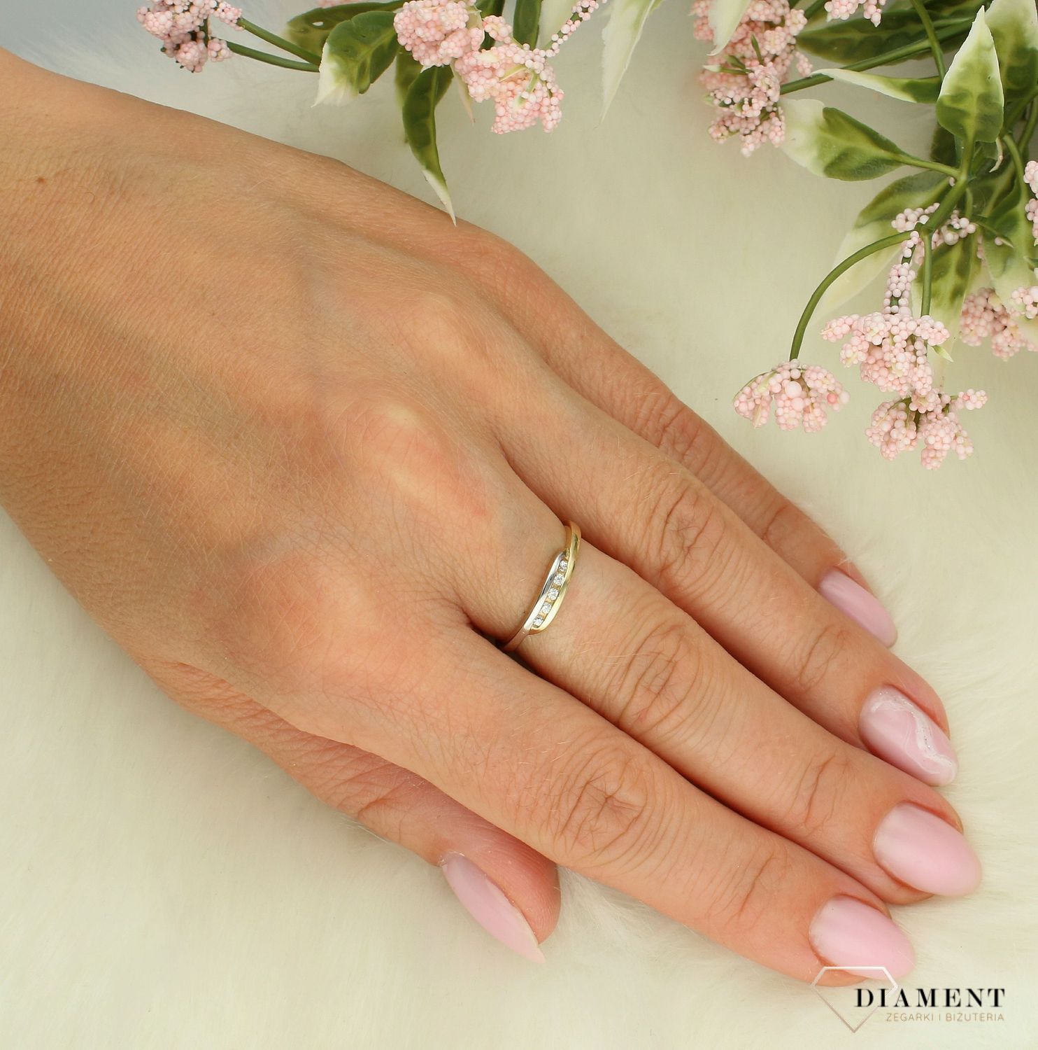 Złoty pierścionek damski 585 z delikatnymi cyrkoniami GR III. Złoty pierścionek damski. Złoty pierścionek na prezent. Złoty pierścionek z cyrkoniami. Pierścionek złoty dla kobiety..jpg